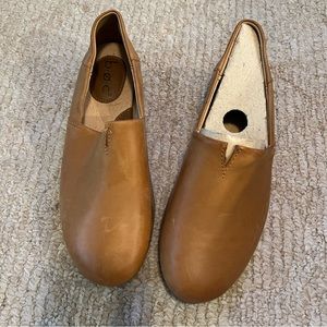 Women’s new BOC tan leather slip on flats size 8